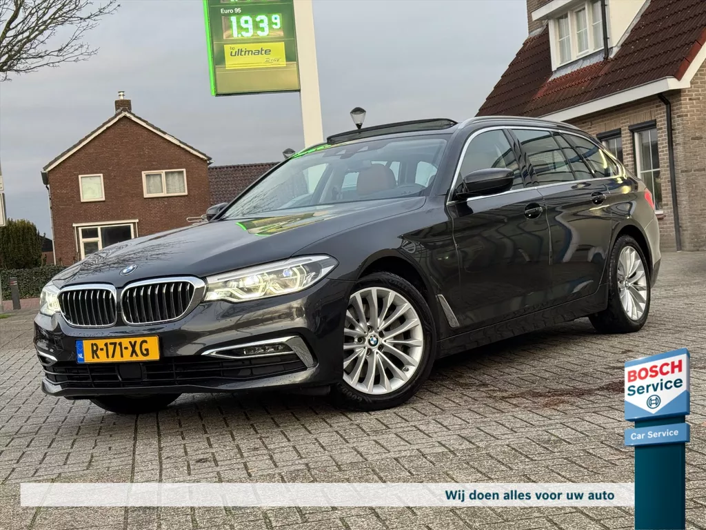 BMW 5-Serie 530i xDrive Luxury Line / Panoramadak / Keyless / Trekhaak / Head-Up / Leder / Dealer Onderhouden / Memory / Stoelverwarming / Lane Assist /